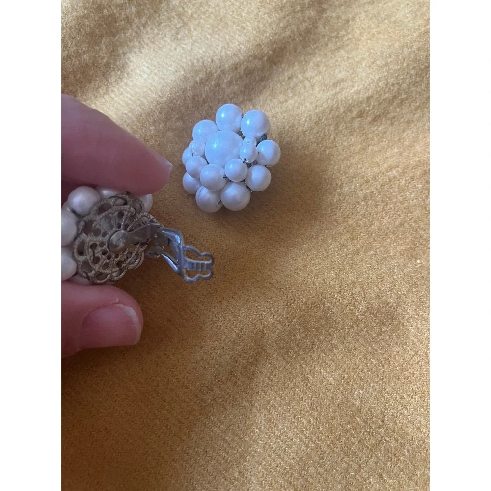 White graduated size‎ Faux Pearl Circle Cluster Earrings Clip On